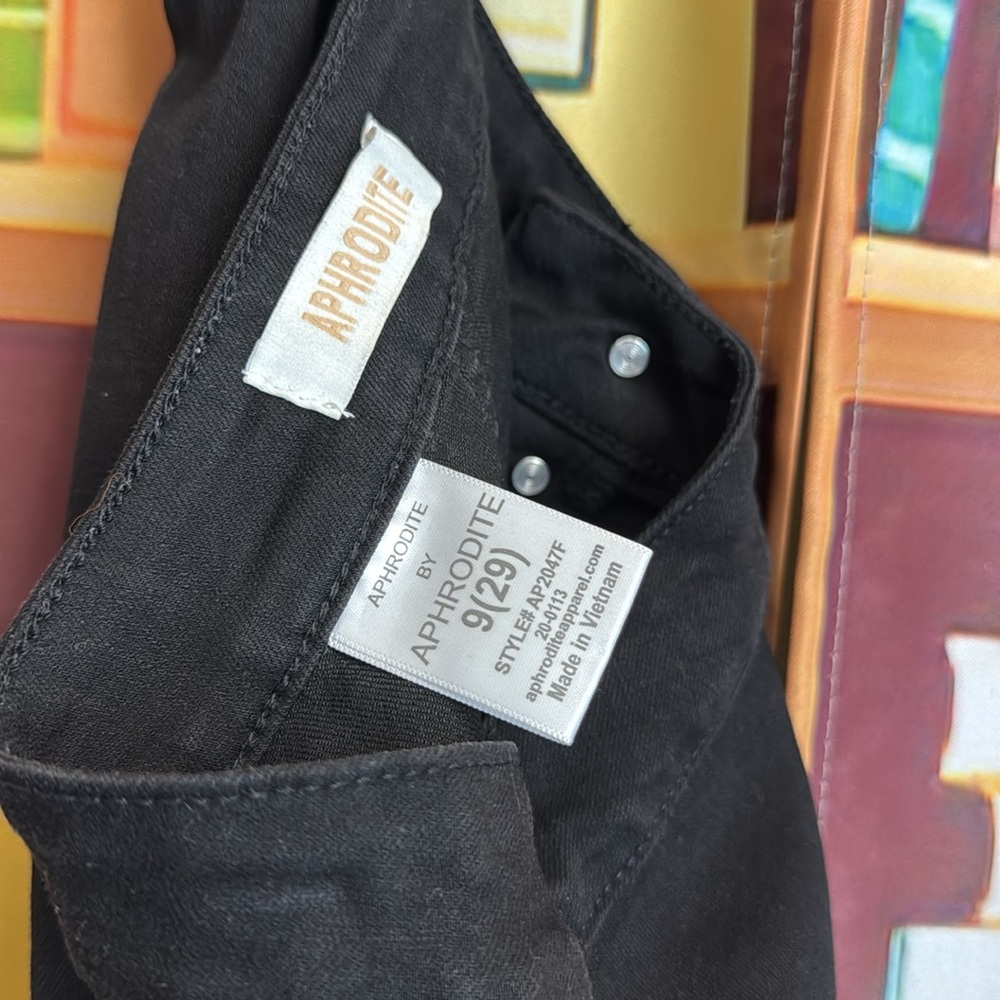 Stylish Black Flared Denim Jeans - Picture 5 of 5